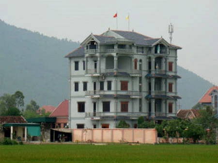 Đường lao lý của đại gia có nhà nghìn bóng đèn ảnh 2