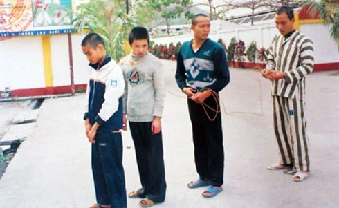 Sát thủ cuồng bạo giết ba mẹ con trên đồi ảnh 1 Sát thủ cuồng bạo giết ba mẹ con trên đồi ảnh 1