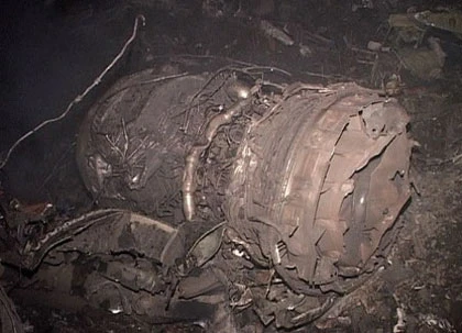 Một chiếc động cơ của máy bay bị phá huỷ. Ảnh: Ria Novosti.