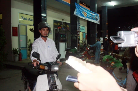 Vụ nhân viên cây xăng định đánh khách hàng: vì buồn chuyện tình cảm? ảnh 1 Vụ nhân viên cây xăng định đánh khách hàng: vì buồn chuyện tình cảm? ảnh 1