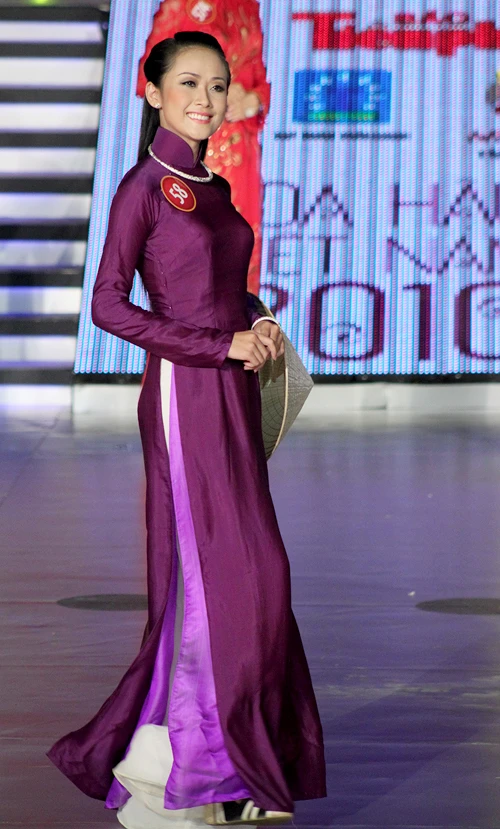 Người đẹp Lê Nhã Uyên lên xe hoa ảnh 1