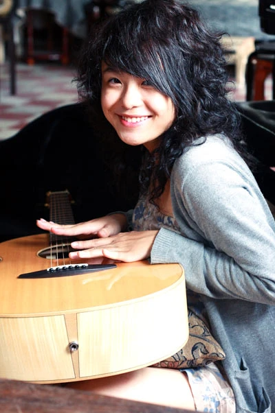 Thái Trinh có thể chơi nhuần nhuyễn đàn guitar và nhiều nhạc cụ khác. Ảnh: T.T. Thái Trinh có thể chơi nhuần nhuyễn đàn guitar và nhiều nhạc cụ khác. Ảnh: T.T.