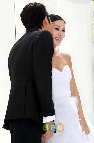 Hình ảnh đầu tiên về đám cưới Jang Dong Gun - Go So Young ảnh 13