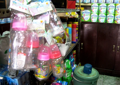 Hoang mang bởi bình sữa cho trẻ có chất độc hại ảnh 1