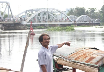 Cứu sống một phụ nữ nhảy sông Sài Gòn tự tử ảnh 1