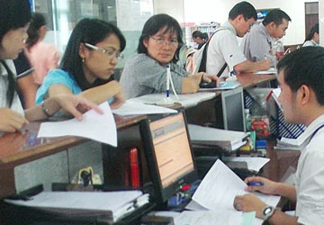 TP.HCM trả lương hưu qua bưu điện ảnh 1