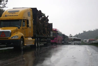 Mưa to tại hai tỉnh Phú Yên, Khánh Hòa làm đường sắt Bắc- Nam tê liệt ảnh 1 Mưa to tại hai tỉnh Phú Yên, Khánh Hòa làm đường sắt Bắc- Nam tê liệt ảnh 1