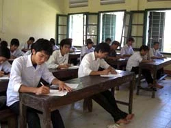 Các TS làm bài thi tốt nghiệp năm 2008. Ảnh: Lan Hương