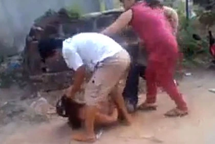 Hai mẹ con “đánh ghen” dã man một phụ nữ ảnh 3