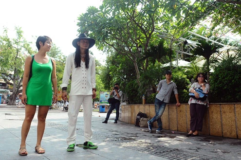 Đào Anh Khánh nhích từng cm quanh hồ Gươm ảnh 3