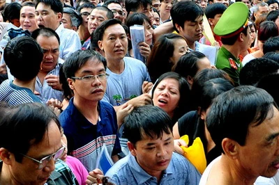 Đạp đổ cổng trường, xô đẩy xin học lớp 1 ảnh 10