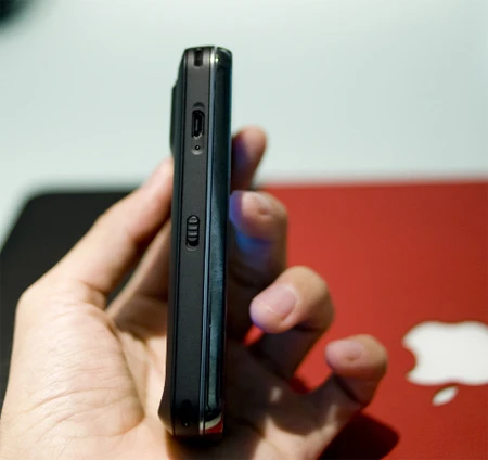 Bên trái là miniUSB và khóa.