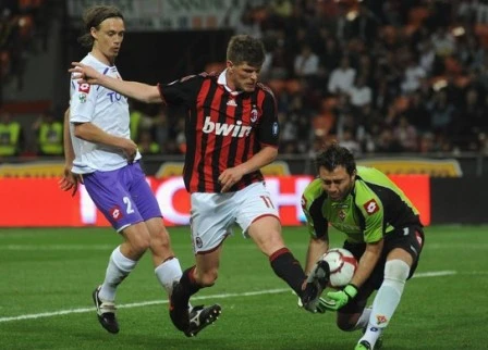 Dinho tỏa sáng, Milan chắc suất dự Champions League ảnh 1