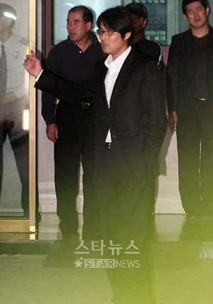 Chồng cũ của Choi Jin Sil, sau khi biết tin cũng đến nơi.