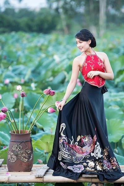 Biên tập viên Thu Hà khoe lưng trần áo yếm ảnh 2