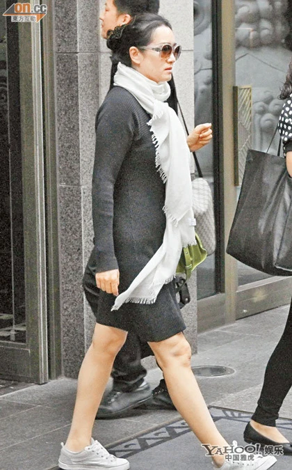 Rộ tin đồn Củng Lợi mang bầu với “phi công trẻ” ảnh 5