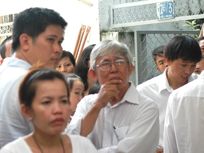 Phước Sang (ngoài cùng bên trái) - bạn học cùng trường, cùng quê Huỳnh Phúc Điền