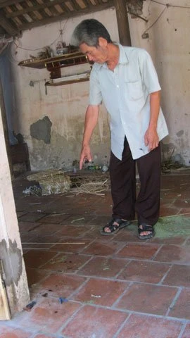 Mẹ ôm con cố thoát khỏi lưỡi dao của chồng ảnh 2