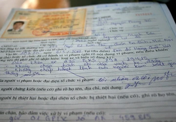 Phụ nữ kéo, đẩy CSGT cho ôtô bỏ chạy bị cảnh cáo ảnh 2