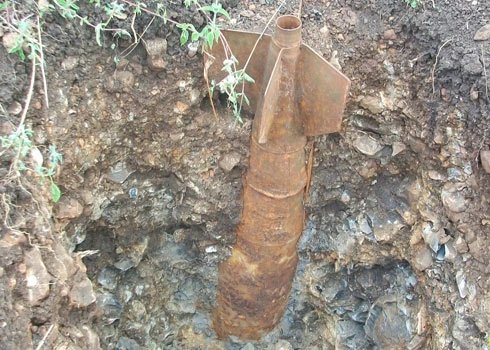 Quả bom dài hơn 2 m nằm trong rẫy sắn ảnh 1