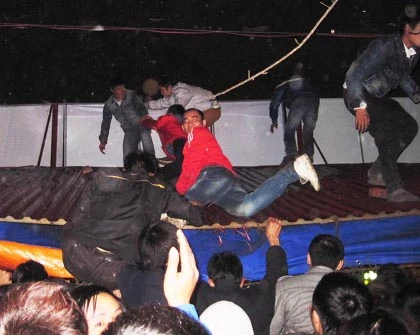 Lễ khai Ấn đền Trần: Hỗn loạn, hàng chục người ngất xỉu ảnh 4