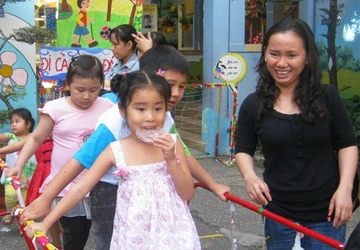 “Phá luật” đón trẻ, phụ huynh gây… phản cảm ảnh 1