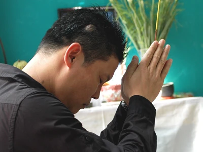 Đạo diễn Lê Quý Dương trước linh cữu đồng nghiệp