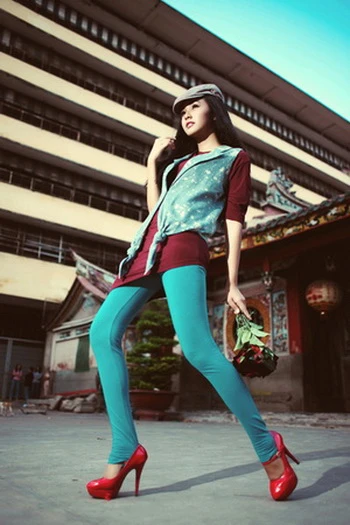 Bảo Trân 'nghịch' với váy áo sắc màu ảnh 8