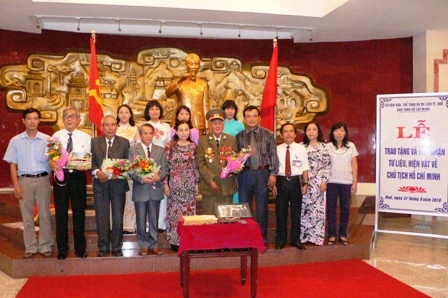 Hiến tặng 200 hiện vật về Bác Hồ ảnh 10