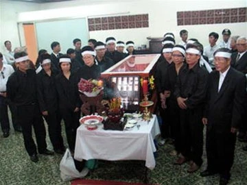 Gia quyến nguyên Thủ tướng bên linh cữu.