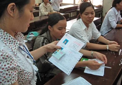 Thí sinh Trần Thị Bạch Mai (thí sinh thứ hai từ trái sang - ở huyện Châu Thành, Đồng Tháp) dự thi vào Trường ĐH Sư phạm TP.HCM năm 2008. Những thí sinh thuộc khu vực vùng sâu, vùng xa dự thi vào một số trường năm 2009 sẽ có nhiều lợi thế về điểm ưu tiên - Ảnh: Như Hùng