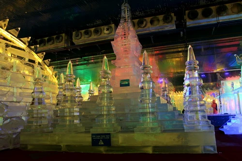 Chiêm ngưỡng tác phẩm điêu khắc trên băng ảnh 4