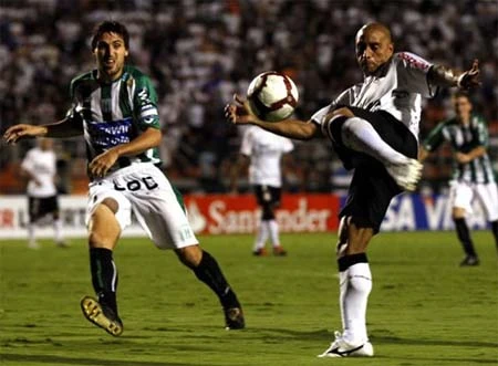 Roberto Carlos lại trổ tài sút phạt ghi bàn ảnh 1