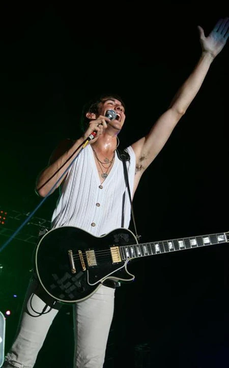 Ban nhạc The Click Five "hâm nóng" sân vận động Quân khu 7 ảnh 11 Ban nhạc The Click Five "hâm nóng" sân vận động Quân khu 7 ảnh 11