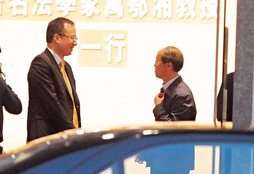 Hoa hậu châu Á bị điều đi tiếp khách ảnh 1