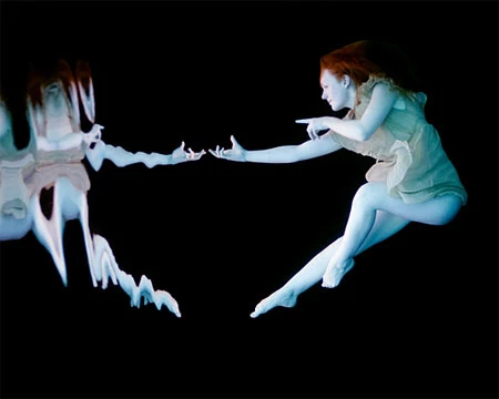 Chụp ảnh người dưới nước là một quá trình phức tạp với cả người mẫu và nhiếp ảnh gia bởi việc điều chỉnh ánh sáng và tư thế không hề dễ dàng. Ảnh: Alberich Mathews.