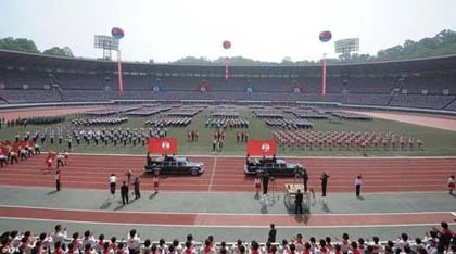 Đội viên bật khóc khi gặp Kim Jong Un ảnh 1