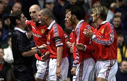 Nghệ thuật hắc ám trong bóng đá ảnh 6