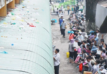 Văn minh bệnh viện - Bài 4: Người nuôi bệnh quá trớn ảnh 1