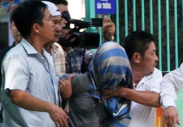 Sẽ giám định tâm thần kẻ bắt giữ hai cháu bé ảnh 1