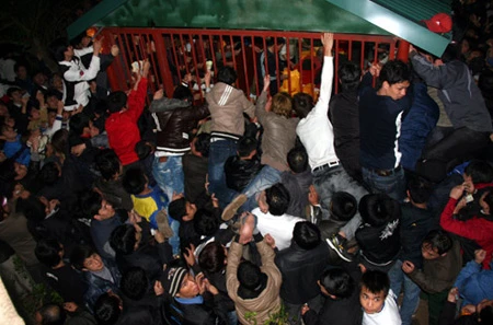 Ấn đền Trần: Quan chức xin ấn cũng phải xếp hàng như dân ảnh 2