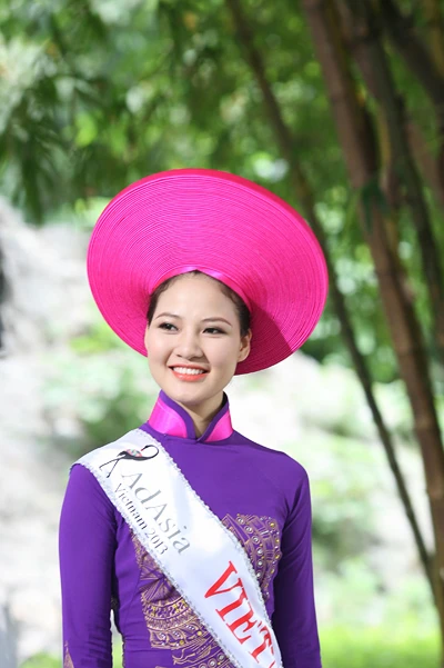 Trần Thị Quỳnh diện áo dài quảng bá Việt Nam ảnh 2