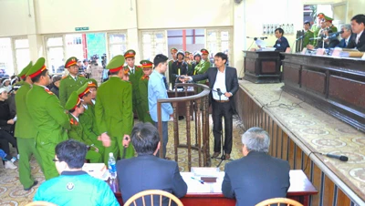 Trực tiếp vụ xử sát thủ Lê Văn Luyện: Luyện còn giấu túi tiền vàng có thể "ăn cả đời"? ảnh 1