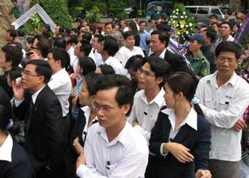 Dòng người chờ đến lượt vào viếng cố Thủ tướng Võ Văn Kiệt. Ảnh: T.C.