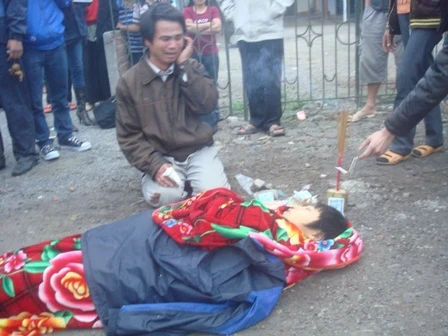 Khách chết ngạt trong xe nhồi, bị vứt xác xuống đường ảnh 2