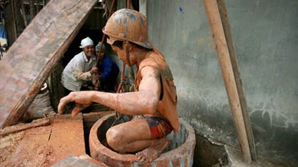 Những người làm việc "dưới âm phủ" ảnh 10 Những người làm việc "dưới âm phủ" ảnh 10