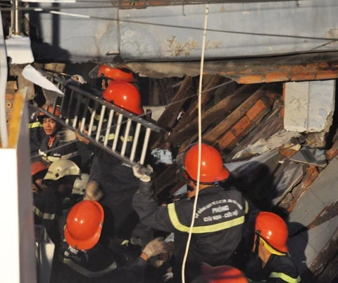 Lực lượng cứu hộ vẫn đang tìm kiếm nạn nhân. Ảnh: Quốc Thắng.