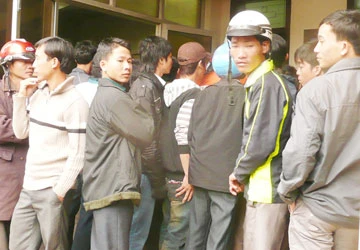 Nghệ An: Làm hộ chiếu đến gần... nửa đêm ảnh 1