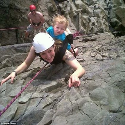 Địu con 2 tuổi trên lưng, bà mẹ trẻ chinh phục núi cao ảnh 2