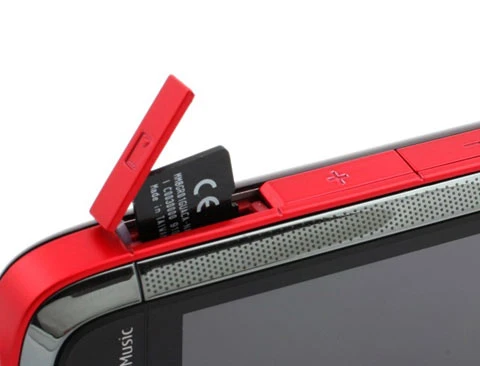 Việc bố trí khe cắm thẻ nhớ ngay bên cạnh phải, cho phép người dùng thay nóng nhanh hơn mà không phải tháo pin như nhiều di động hiện nay. Việc bố trí khe cắm thẻ nhớ ngay bên cạnh phải, cho phép người dùng thay nóng nhanh hơn mà không phải tháo pin như nhiều di động hiện nay.